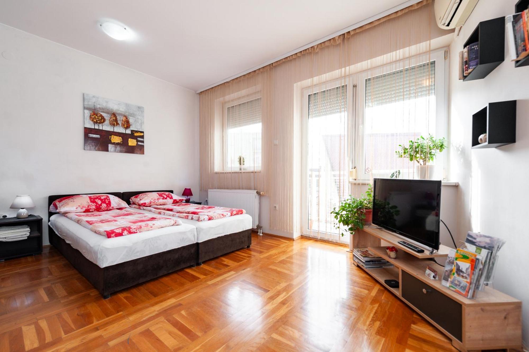Momo'S Studio Apartment Subotica Luaran gambar